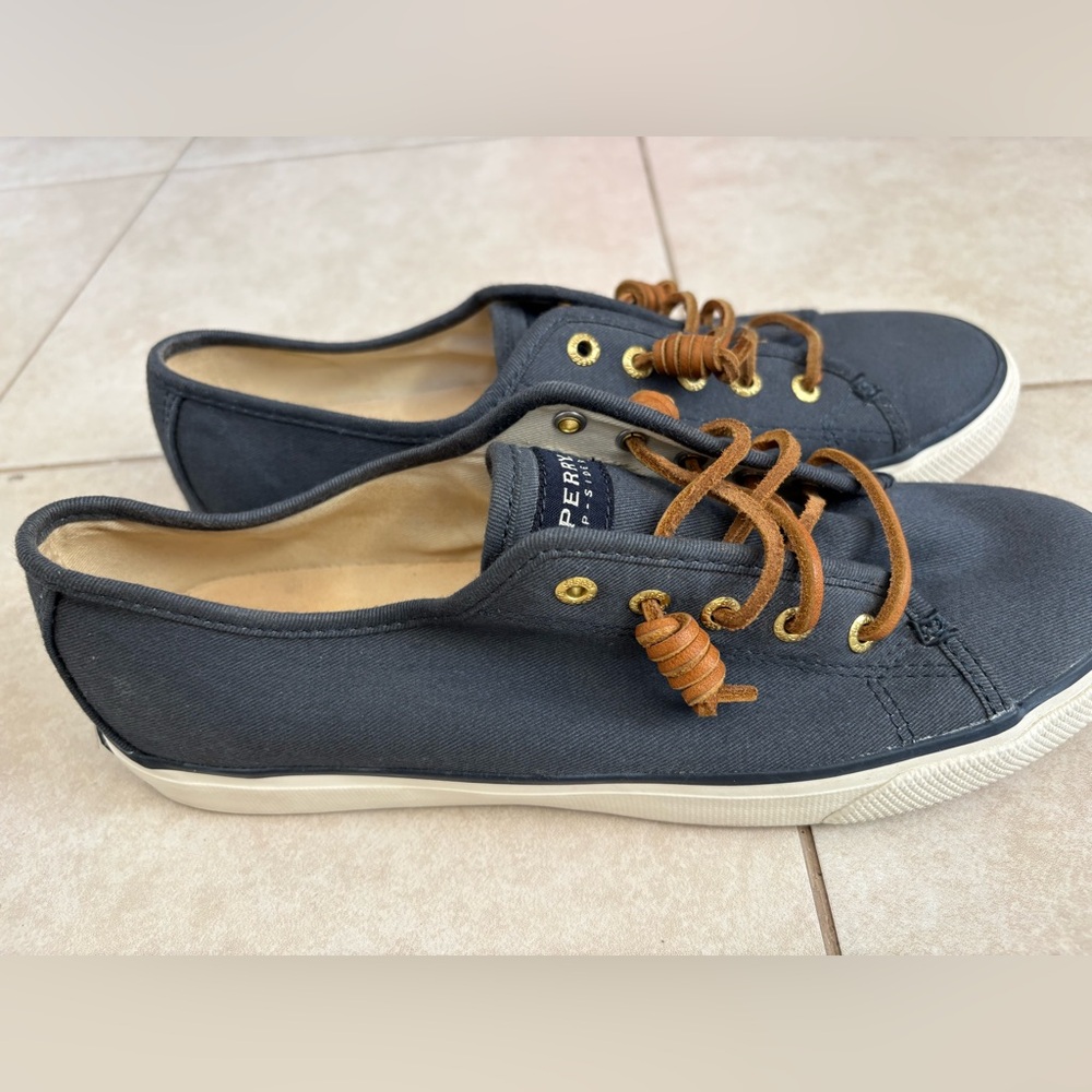 Women’s navy blue size 8.5 Sperry Top-siders